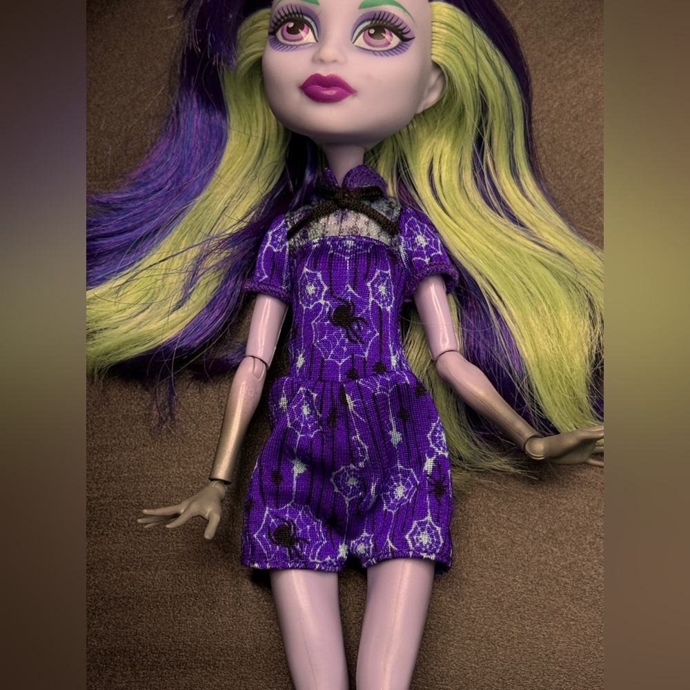 Coffee, bean, monster high Twyla with painted shoes, comes as shown - Picture 3 of 4